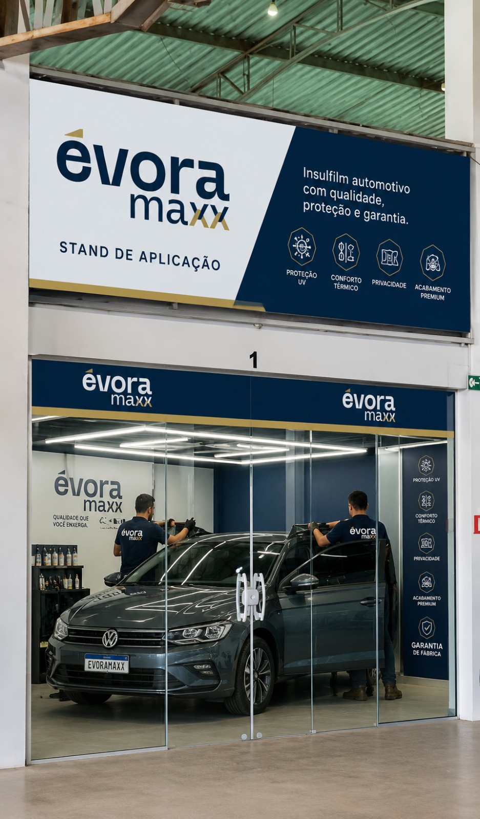 Fachada da sala de aplicação Évora Maxx com dois aplicadores instalando insulfilm em um veículo